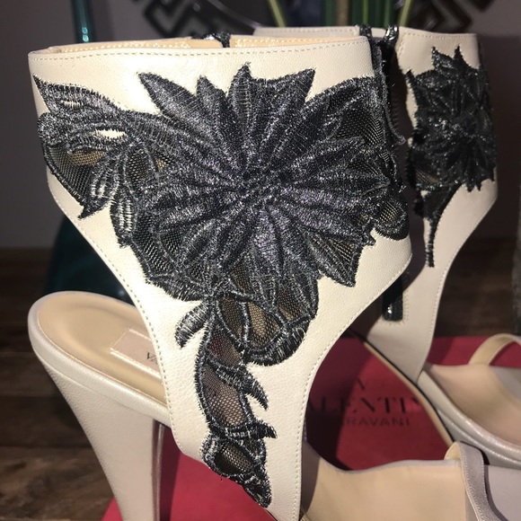 New Valentino Garavani Light Grey Sandals - Picture 5 of 8